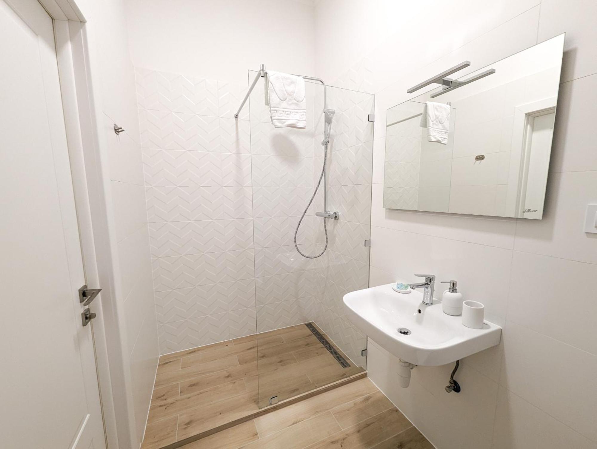 Kyiv Honchara Hotel Bagian luar foto