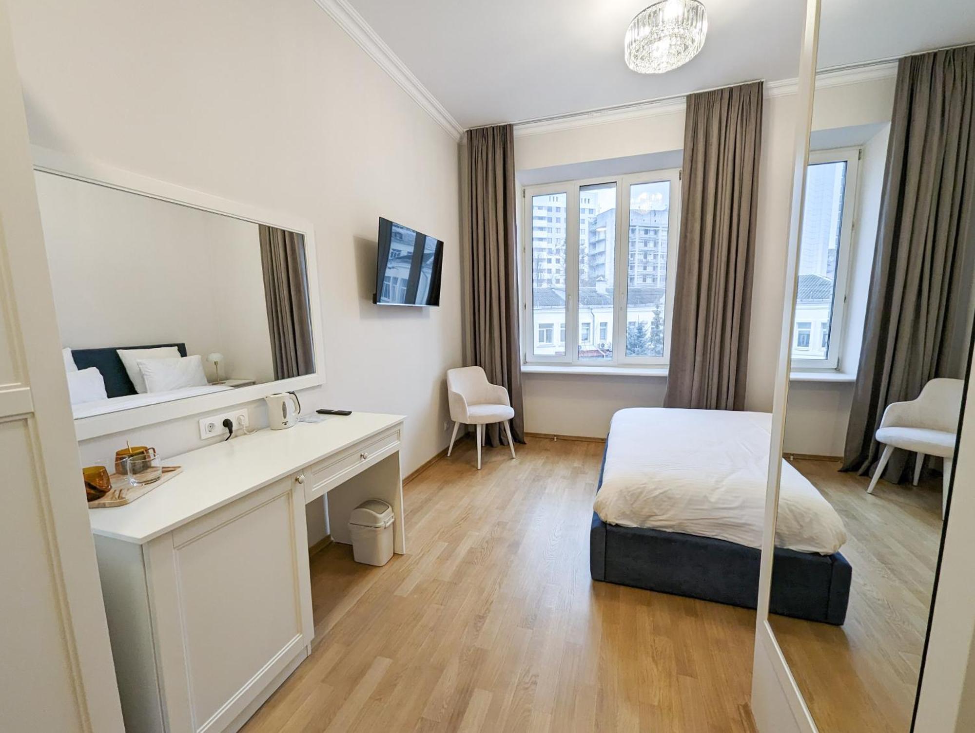 Kyiv Honchara Hotel Bagian luar foto